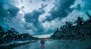 Yağmurlu Havada Araba Nasıl Kullanılır?